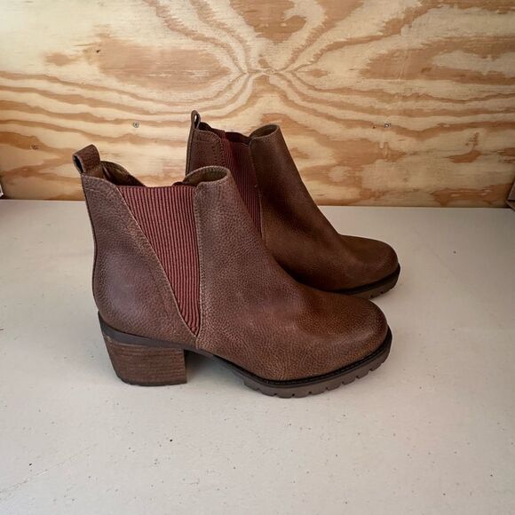 Mia Brown Chelsea Boots - Picture 1 of 6